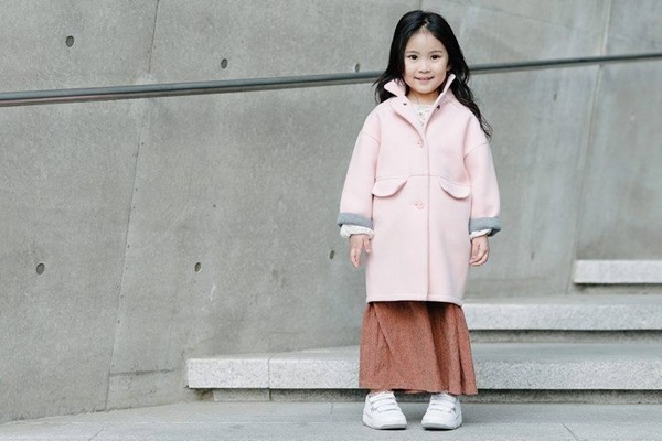 Mix váy điệu đà với giày thể thao Mix váy điệu đà với giày thể thao