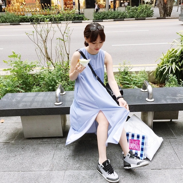Mix váy điệu đà với giày thể thao Mix váy điệu đà với giày thể thao
