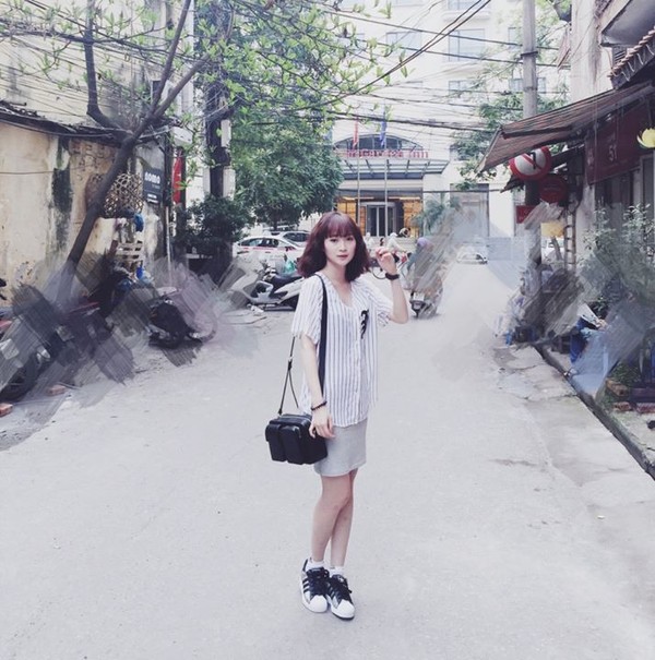 Mix váy điệu đà với giày thể thao Mix váy điệu đà với giày thể thao